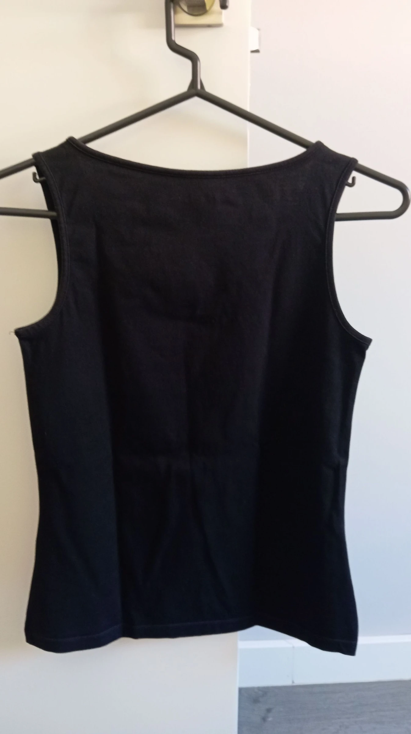 Zwart mouwloos shirt. Maat S. – photo 2